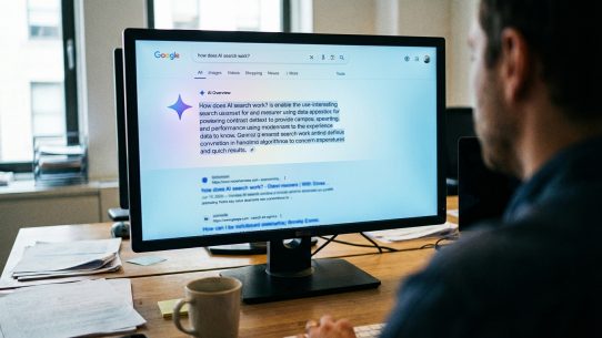 Homme consultant résultats Google sur écran d’ordinateur