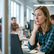 Femme travaillant sur ordinateur dans open space