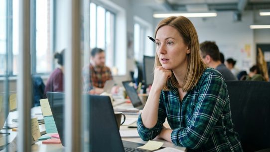 Femme travaillant sur ordinateur dans open space