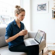 Femme travaillant sur ordinateur portable avec café