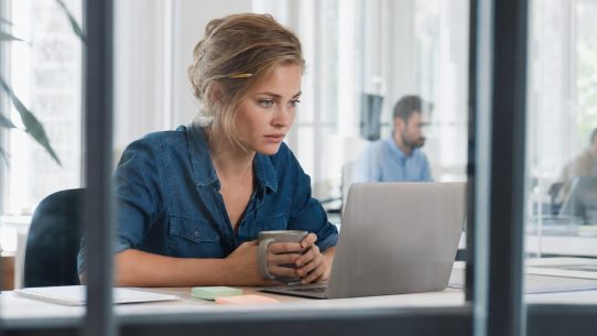 Femme travaillant sur ordinateur portable au bureau