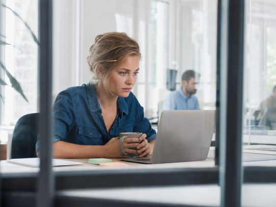 Femme travaillant sur ordinateur portable au bureau