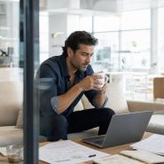 Homme travaillant sur ordinateur portable avec café