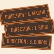 Trois plaques d'identité rectangulaires identiques en design plat, alignées en éventail. Chacune porte le même intitulé "DIRECTION :" suivi d'un nom différent : A. MARTIN, J. ROUX et S. DUBOIS, illustrant trois versions contradictoires de l'identité d'une même marque.