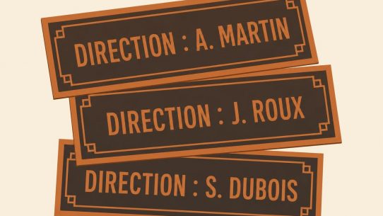 Trois plaques d'identité rectangulaires identiques en design plat, alignées en éventail. Chacune porte le même intitulé "DIRECTION :" suivi d'un nom différent : A. MARTIN, J. ROUX et S. DUBOIS, illustrant trois versions contradictoires de l'identité d'une même marque.